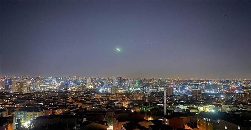 شاهد.. رصد حزمة أشعة ساطعة نازلة من السماء في مدينة اسطنبول