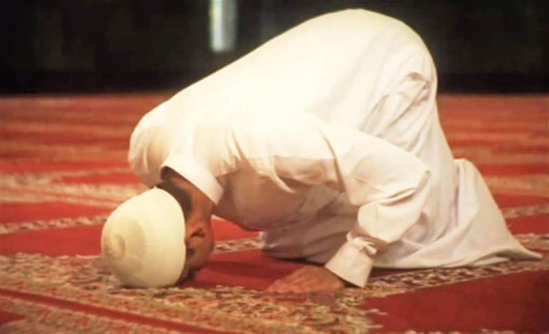 طبيب سعودي يؤكد أهمية الصلاة والمشي والتغذية السليمة للحفاظ على الصحة