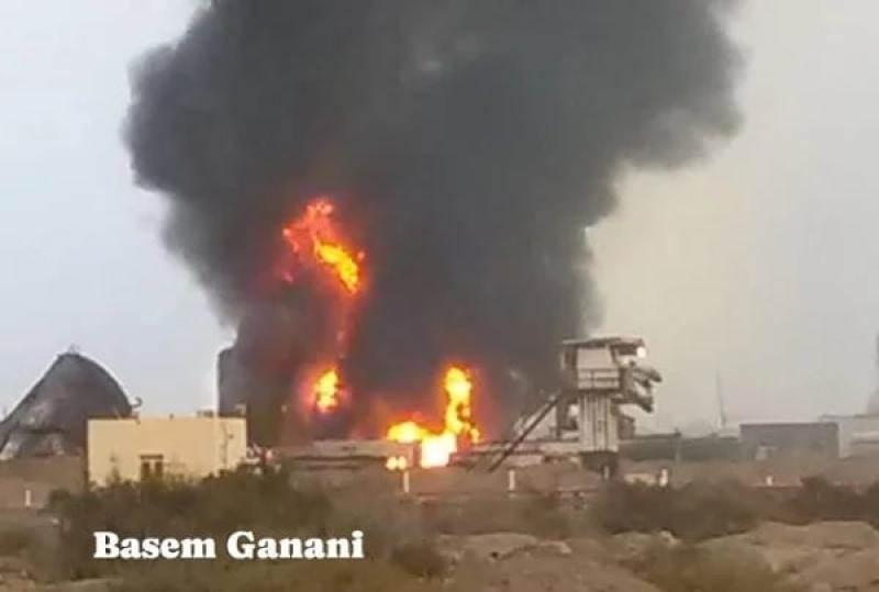 انفجار خزان نفطي جديد في ميناء الحديدة يفضح كذب وعجز الحوثيين بعد أسبوع من الغارات