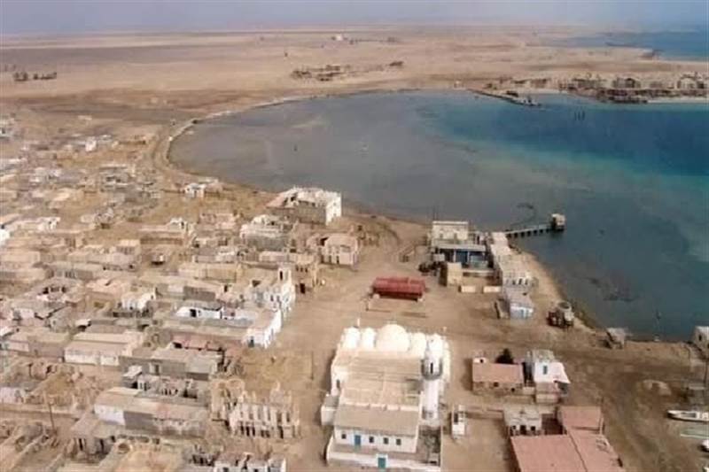 مليشيات الحوثي تعزل جزيرة كمران وتشن حملة اختطافات بعد غارات أمريكية