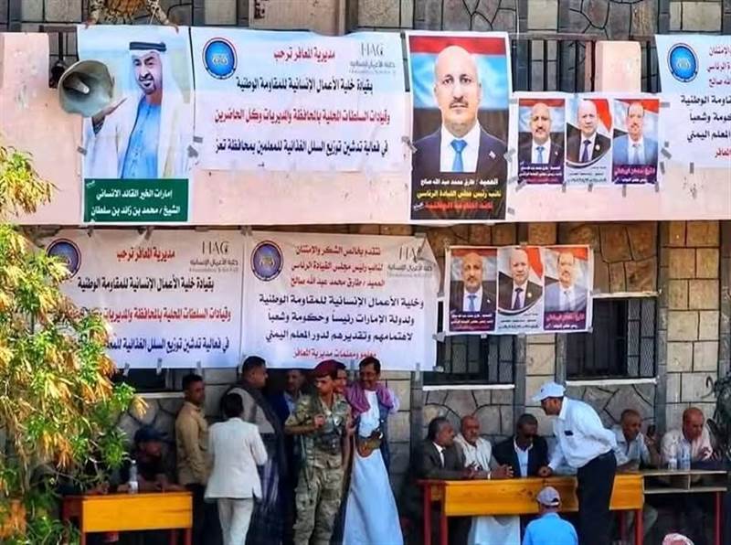 غضب في تعز بعد توزيع طارق صالح سلالًا غذائية للمعلمين بدلاً من تحقيق وتلبية مطالبهم