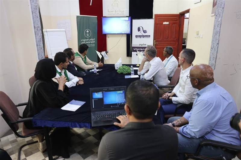 منسق الشؤون الإنسانية بالأمم المتحدة يزور مؤسسة فتيات مأرب ويؤكد على أهمية دعم النساء والنازحين
