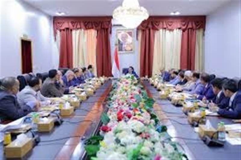 وزير سابق : قانونيا يجب استقالة الحكومة بكاملها