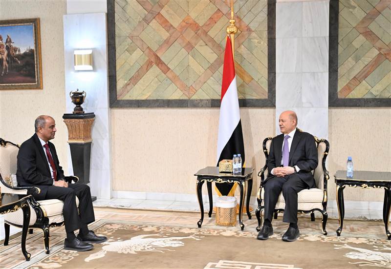 العليمي يوجّه رئيس الحكومة الجديد بأولويات عاجلة: الاقتصاد ومعركة التحرير في المقدمة