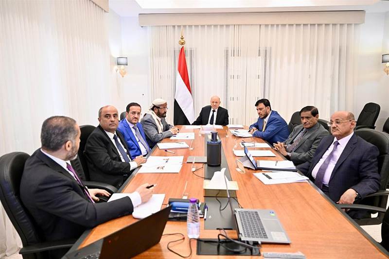الملجس الرئاسي يؤكد مجددًا التزامه بدعم الحكومة وتسهيل ممارسة اختصاصاتها بكامل صلاحياتها