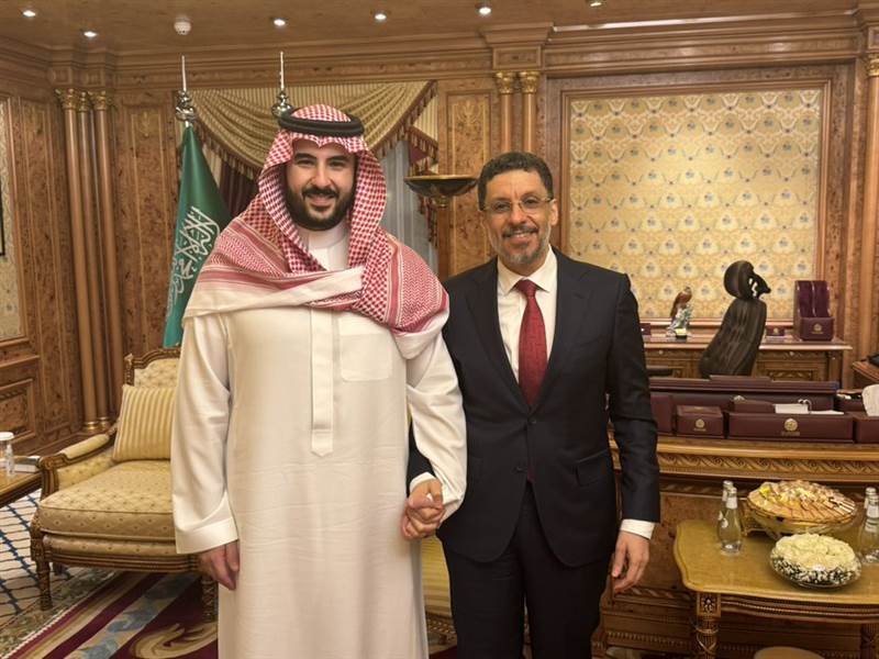 بعد يومين من استقالته.. أحمد بن مبارك يلتقي وزير الدفاع السعودي