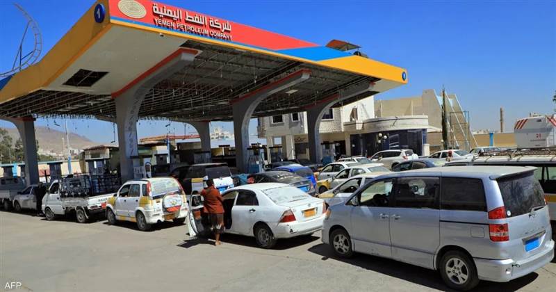 بعد قصف ميناء رأس عيسى.. الحوثي يعلن خطة طوارئ لمواجهة أزمة المحروقات في مناطق سيطرته