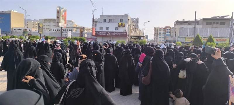 شاهد : "لا انتقالي ولا شرعية!" صرخة نساء عدن اليوم من ساحة العروض