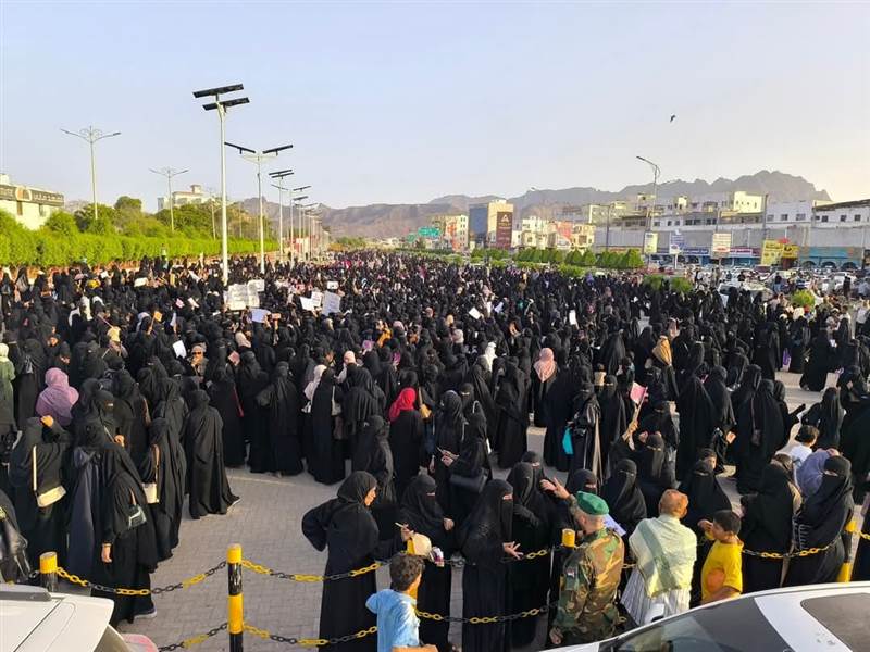 البكري يشيد بدور المرأة العدنية: "رمز للنضال والصبر.. وضمير المدينة الحي"