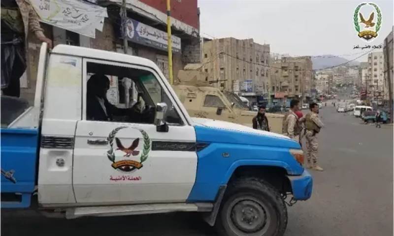 شرطة تعز تلقي القبض على مطلوب أمني في قضية قتل بتنسيق مع قوات الحزام الأمني بلحج