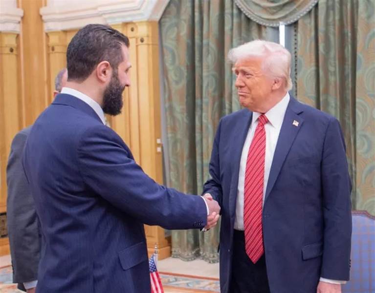 لقاء تاريخي في الرياض: ترامب يلتقي الرئيس السوري أحمد الشرع لأول مرة منذ 25 عامًا