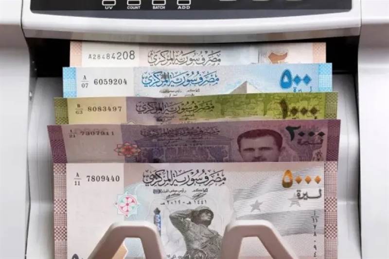 الليرة السورية تسجل ارتفاعًا مفاجئًا أمام الدولار وسط آمال بتحسن اقتصادي