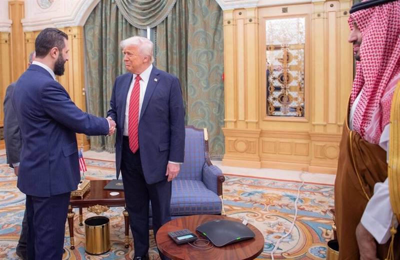 جهاز غامض يثير جدلاً في لقاء ترامب بالرئيس السوري في الرياض ما قصته؟