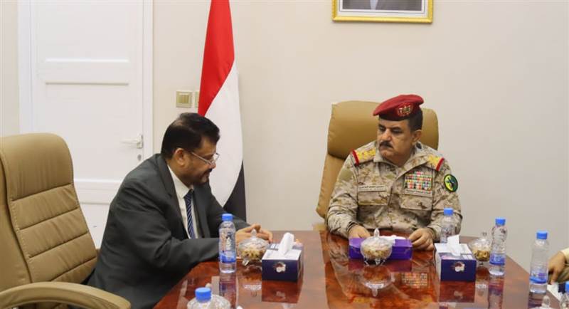 وزير الدفاع يلتقي محافظ ريمة في عدن