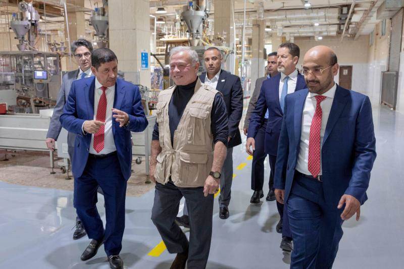 ملك الأردن يزور مصانع مجموعة الكبوس اليمنية في عمّان.. ويشيد بدورها في توفير فرص العمل