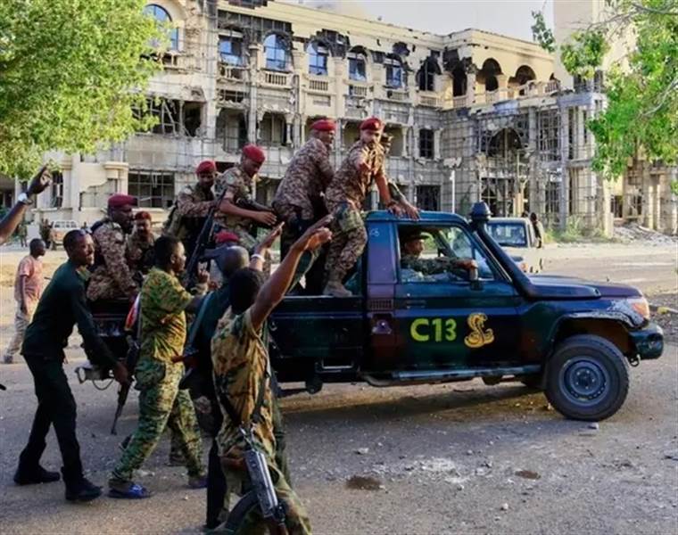 الجيش السوداني يواصل تقدمه في أم درمان ويعلن اقترابه من السيطرة الكاملة على الخرطوم
