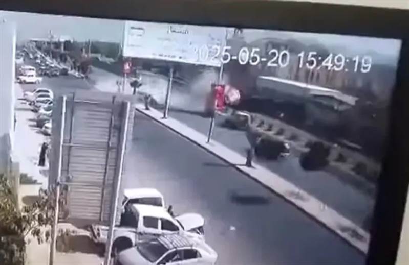 شاهد..مأساة على الإسفلت.. وفاة مهندس وقيادي عسكري في حادث مروري مروّع بصنعاء (فيديو)