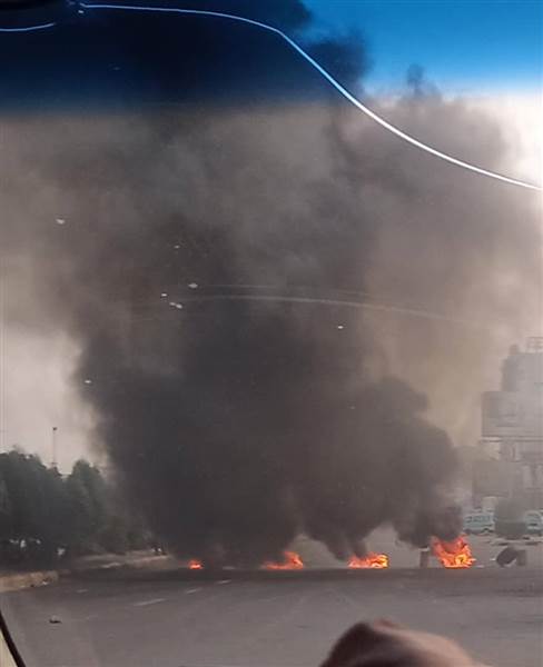 عدن: احتجاجات شعبية وقطع طرق في المنصورة تنديداً بتردي الخدمات الأساسية