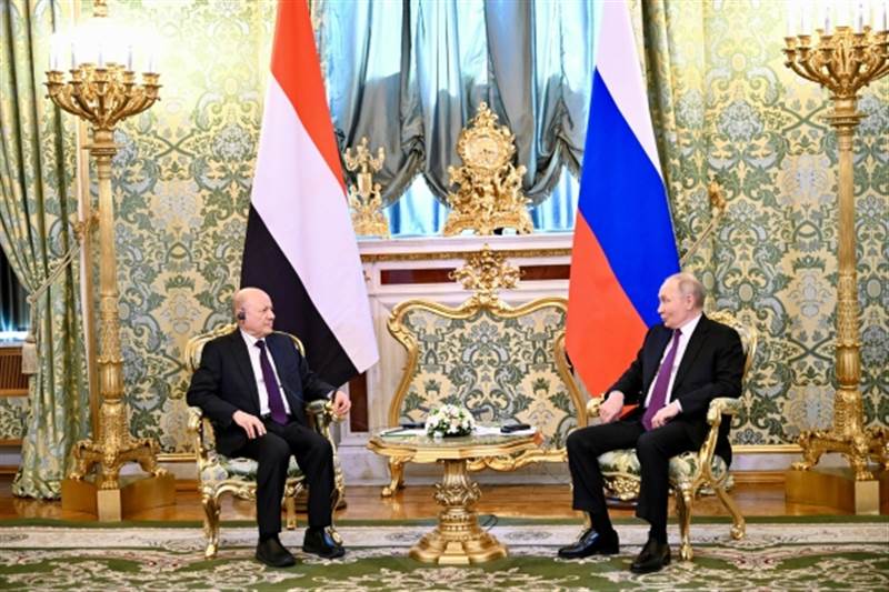العليمي يبحث مع بوتين تعزيز العلاقات ويشيد بالدعم الروسي للشرعية اليمنية