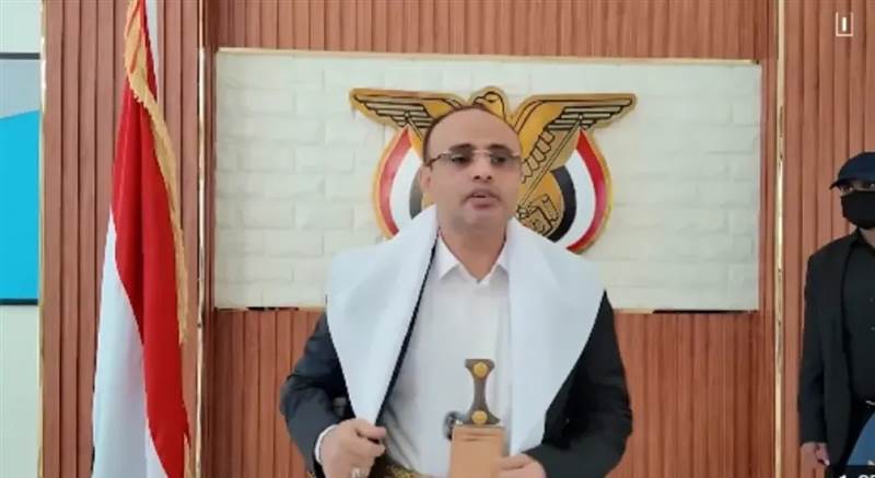 المشاط يتوعّد من فوق ركام مطار صنعاء بـ"مفاجآت مؤلمة".. وتصريحاته تثير سخرية واسعة