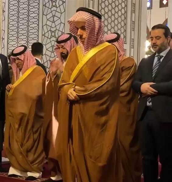 وزير الخارجية السعودي يؤمّ المصلين في الجامع الأموي بدمشق.. مشهد رمزي يعكس عمق الروابط الروحية