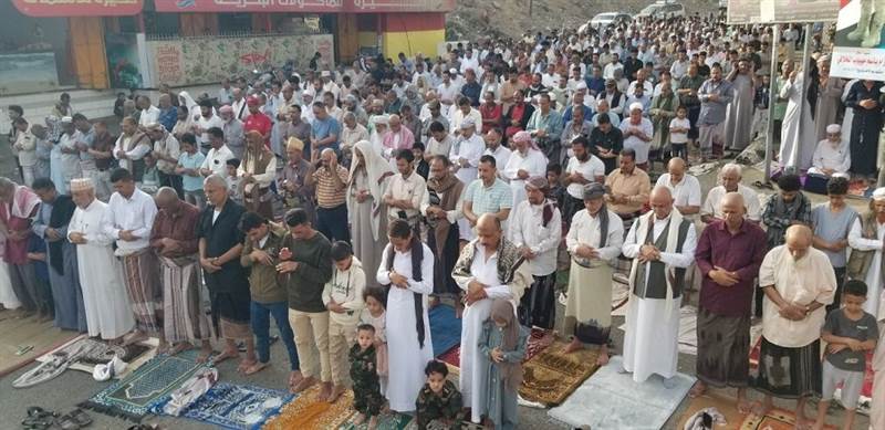 تعز تُصلّي تحت العطش.. آلاف المواطنين يؤدّون صلاة الاستسقاء وسط أزمة مياه خانقة