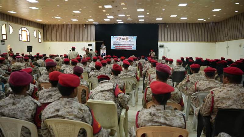 وزير الدفاع يشهد حفل تخرج الدفعة الأولى أطباء جامعيين من مدرسة جندوح بعدن