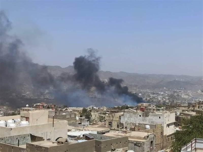 اندلاع حريق في منزل بتعز جراء قصف حوثي وأصابة طفل برصاص قناص