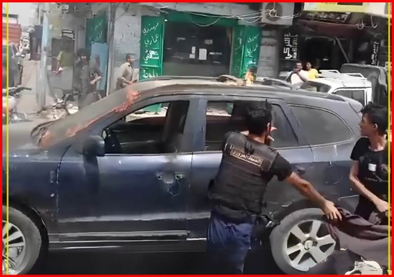 الحديدة.. شيخ قبلي يُشعل النار في سيارته احتجاجا على تعسف الحوثيين