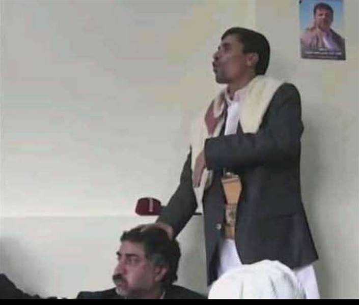 صورة "مهينة" تثير الغضب في أوساط القبائل.. أبوعلي الحاكم يُهين شيخاً قبلياً والحوثيون في مرمى السخرية