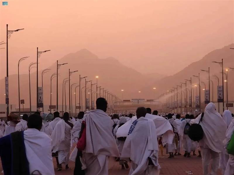 ضيوف الرحمن ينفرون إلى مزدلفة بعد أداء ركن الحج الأعظم بعرفات