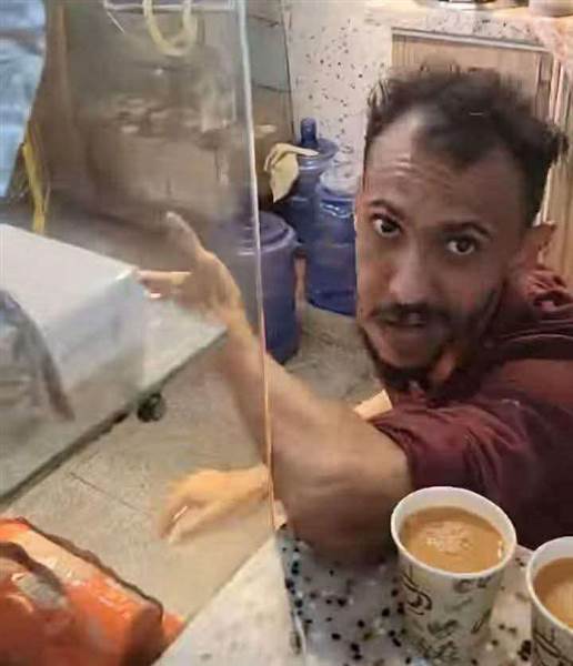 مطار عدن يتراجع عن قرار فصل عامل البوفيه بعد حملة تضامن واسعة