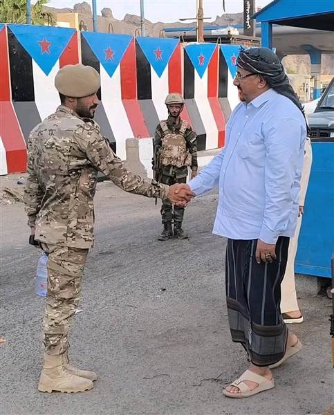 دولة داخل دولة : الظهور الأول لشقيق الزُبيدي.. قائد ألوية الحماية الرئاسية يتفقد نقاط الانتشار في عدن