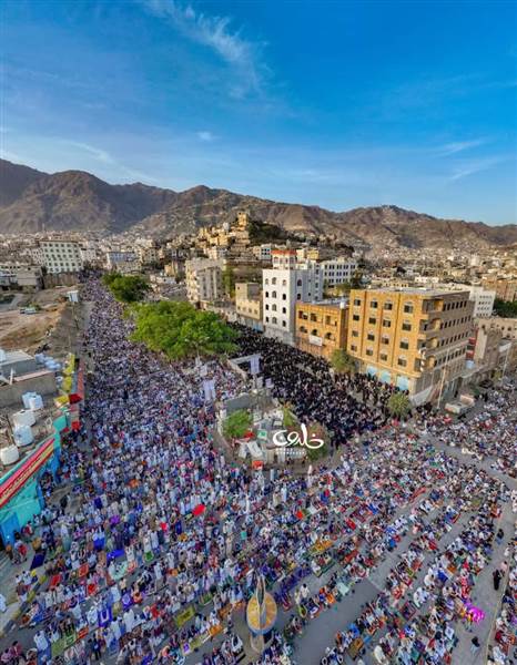 شاهد :آلاف المصلين يؤدون صلاة عيد الأضحى أمس في ساحة الحرية بتعز وسط أجواء روحانية ورسائل صمود