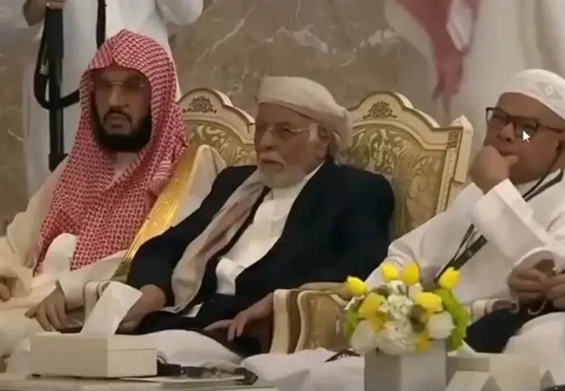 شاهد: ظهور نادر لعلي محسن الأحمر في السعودية خلال حفل رسمي بمكة