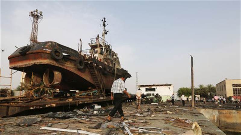 كاتس يحذر الحوثيين بعد قصف ميناء الحديدة: "مواجهة حصار بحري وجوي إذا استمروا في الهجمات"