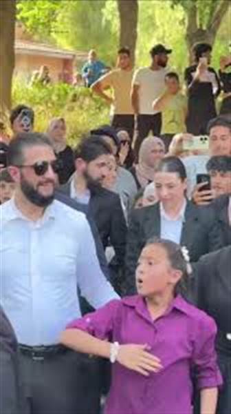 شاهد : جولة مفاجئة للرئيس السوري أحمد الشرع في حديقة تشرين.. استقبال شعبي حافل ومشهد مؤثر مع طفلة