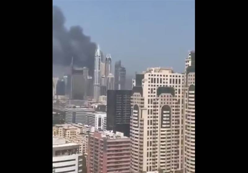 شاهد : ناطحة سحاب تشتعل في دبي.. الدفاع المدني يُخلي 3800 شخص دون إصابات ( فيديو )