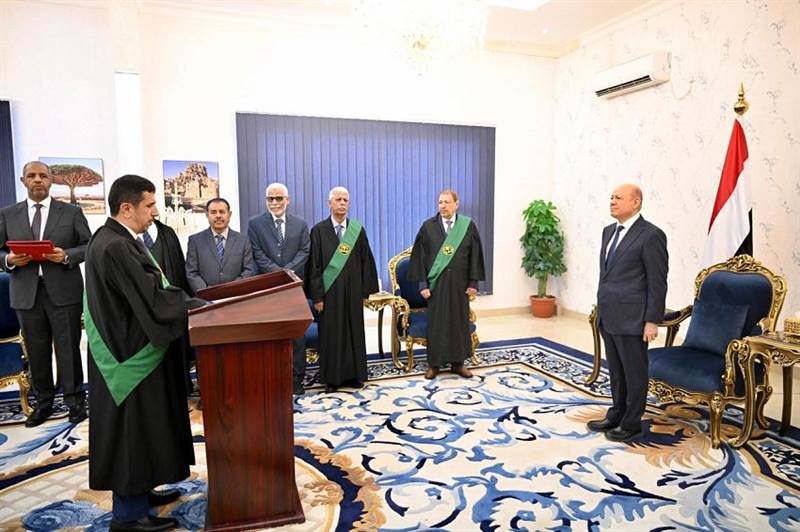 الرئيس العليمي يشهد أداء اليمين القانونية لخمسة قضاة جدد في المحكمة العليا