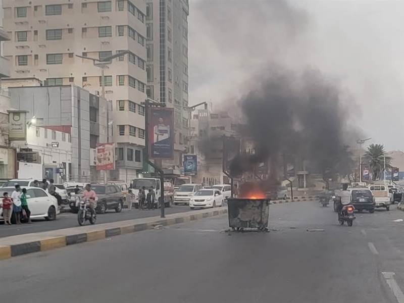احتجاجات غاضبة في المكلا وشبان يغلقون طرقاً رئيسية