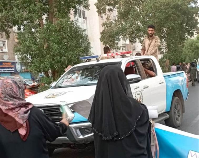 قوات الانتقالي تحتجز محاميتين خلال تظاهرة نسائية في عدن وسط تصاعد الغضب الشعبي