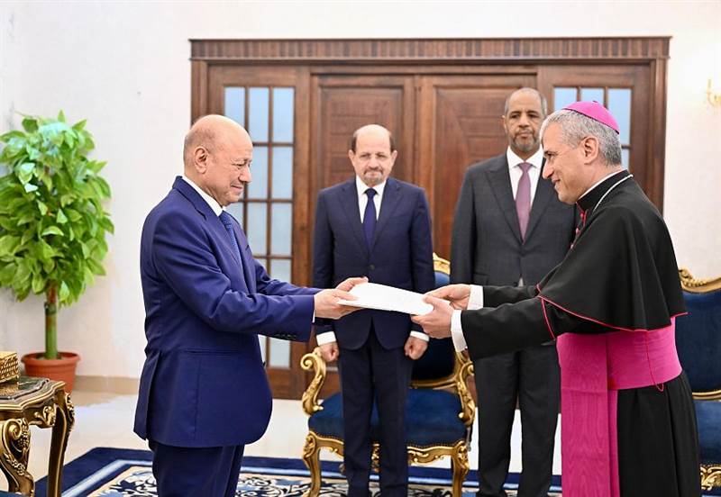 رئيس مجلس القيادة يتسلّم أوراق اعتماد سفير الفاتيكان في اليمن ويشيد بدور الكنيسة في دعم السلام
