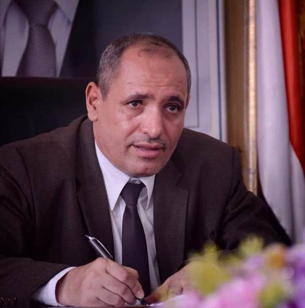 رئيس الوزراء يطمئن على صحة وكيل محافظة تعز بعد عملية جراحية ناجحة في القاهرة