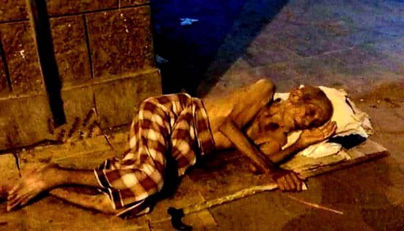 صورة موجعة من عدن...مسن ينام على الرصيف هربًا من حرارة المنازل وانقطاع الكهرباء