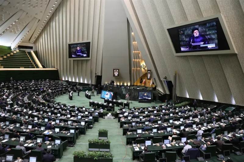 البرلمان الإيراني يصوّت لتعليق التعاون مع الوكالة الذرية عقب الضربات الأميركية والإسرائيلية