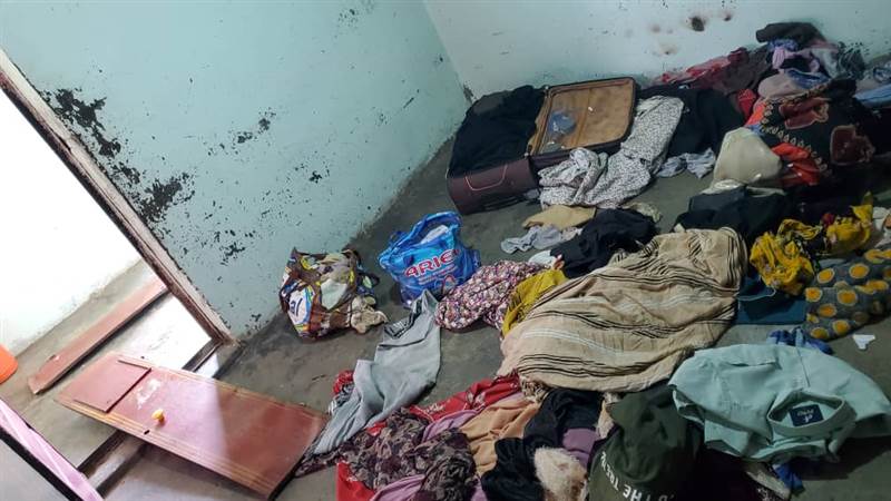 مليشيا الحوثي تداهم منزل مواطن بتعز وتختطف ثلاثة من أبنائه