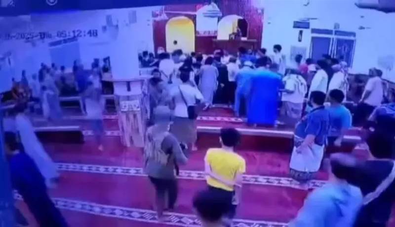 باسلوب العصابات ...قوات تابعة لميليشيات الانتقالي تقتحم مسجداً في عدن وتختطف إمامه فجراً (فيديو)