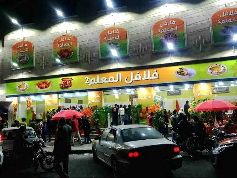 صاحب مطعم شهير بصنعاء يتهم منافسًا بتدبير "فيديو الصراصير" لتشويه سمعته