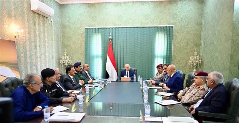 اجتماع أمني رفيع برئاسة العليمي يكشف تفكيك شبكة إرهابية خطيرة مرتبطة بالحوثيين والقاعدة وداعش