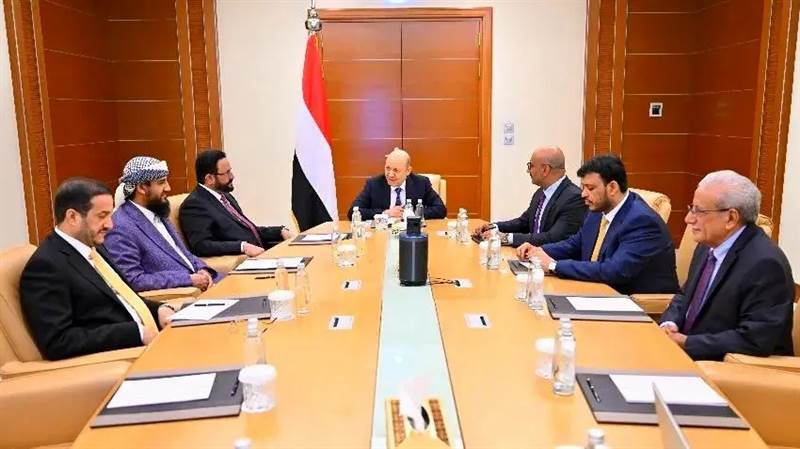 الكشف عن تجميد اجتماعات مجلس القيادة بسبب خلافات داخلية والسعودية تتحرك لاحتواء صراع العليمي وطارق